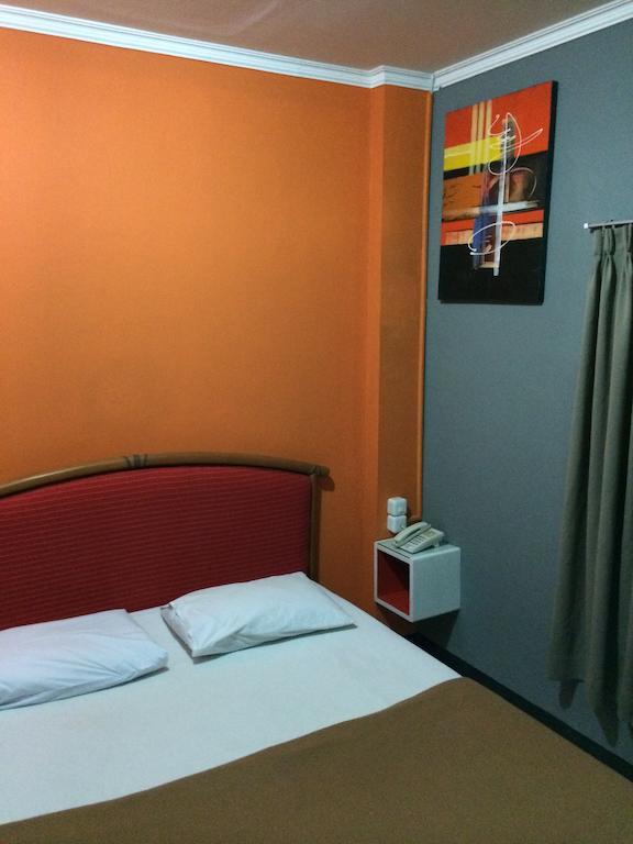 Hollywood Hotel Jakarta Bagian luar foto
