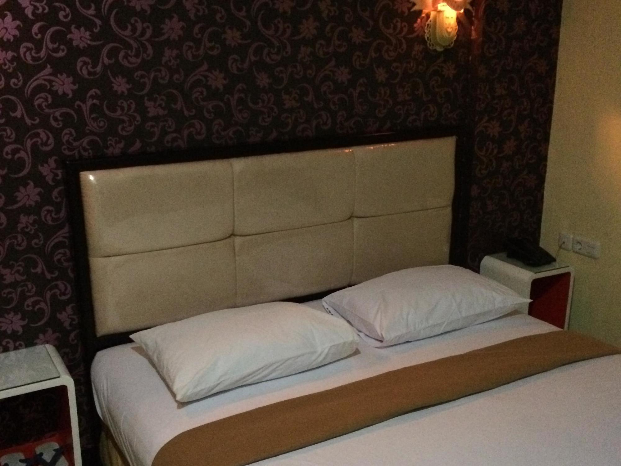 Hollywood Hotel Jakarta Bagian luar foto