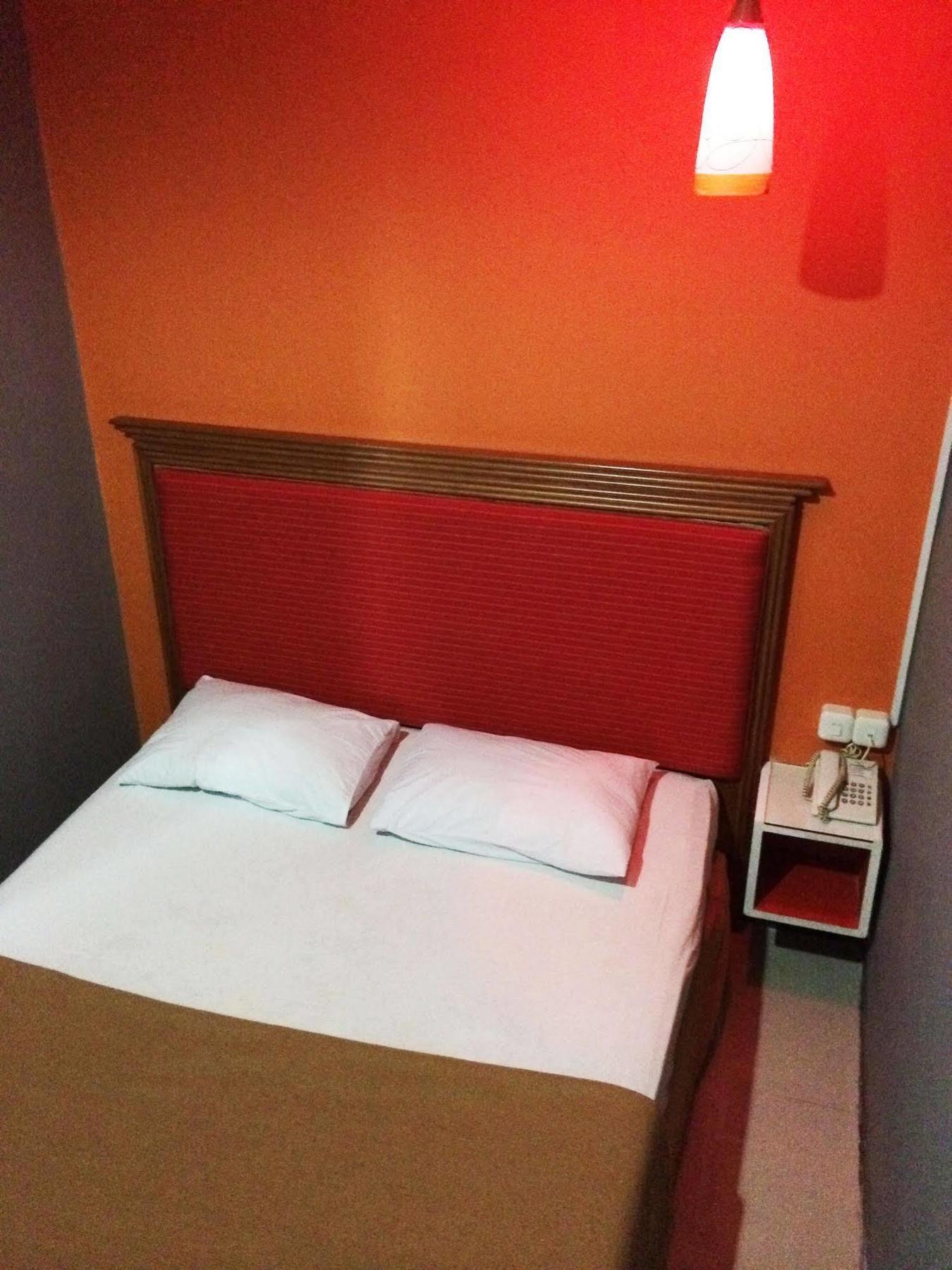 Hollywood Hotel Jakarta Bagian luar foto